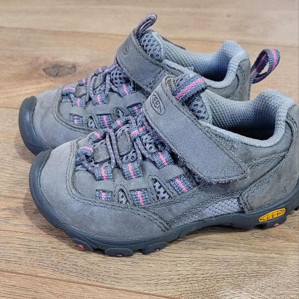 Gray/Pink Keen Sneakers (toddler 6)
